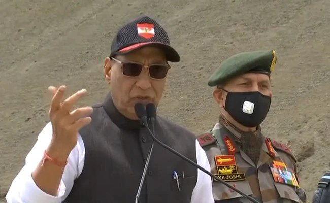 राजनाथ सिंह ने उत्तरी कश्मीर के केरन सेक्टर में अहम अग्रिम चौकी का दौरा किया