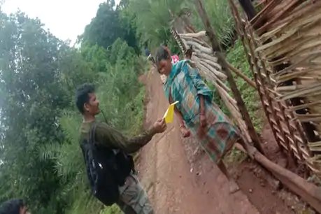 नक्सलियों का गढ़ खत्म करने बस्तर में पुलिस चला रही लोन वर्राटू अभियान, स्थानीय बोली में घर वापसी की अपील