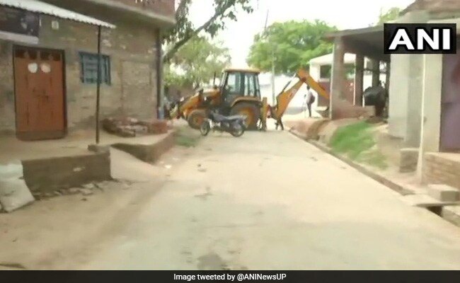 et77gud8_jcb-police-ambush-at-kanpur_625x300_03_July_20.jpg