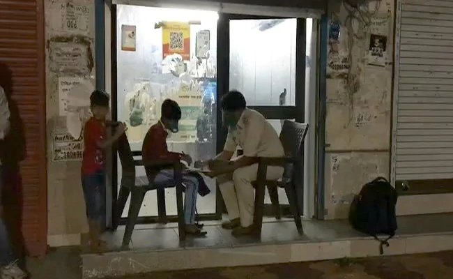 लड़के के पास नहीं थी ट्यूशन जाने की फीस, थाने के SHO ने खुद ही पढ़ाना किया शुरू