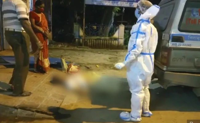 बीमार पति को एम्बुलेंस में चढ़ाने की गुहार लगाती रही महिला, नहीं मिली मदद, हुई मौत