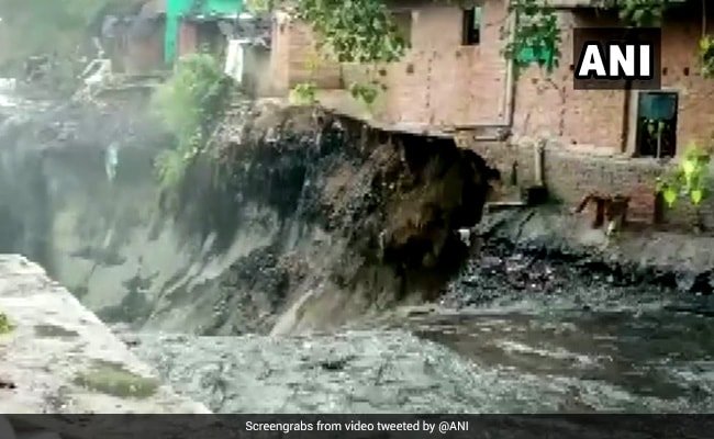 दिल्ली में पहली बार दिखा बारिश का इतना कहर, Video में देखें कैसे बह गए मकान