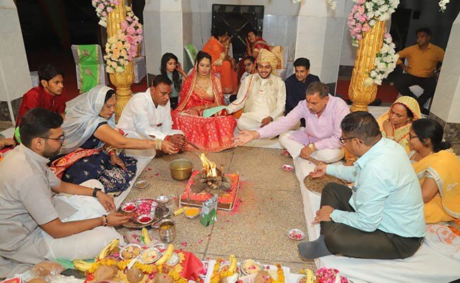 शादी में 'लापरवाही' के कारण फैला कोरोना तो दूल्हे के पिता को थमाया 6 लाख से अधिक की वसूली का नोटिस और...