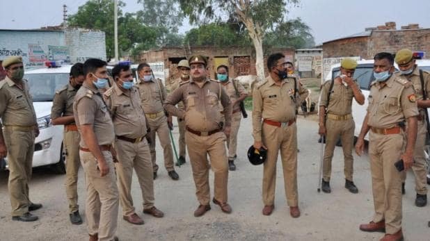 कानपुर शूटआउट: गुर्गों के साथ इनोवा से फरार हुआ था विकास दुबे, पूरे परिवार का फोन साथ ले गया – kanpur shootout vikas dubey and his gang member flee on car after incident