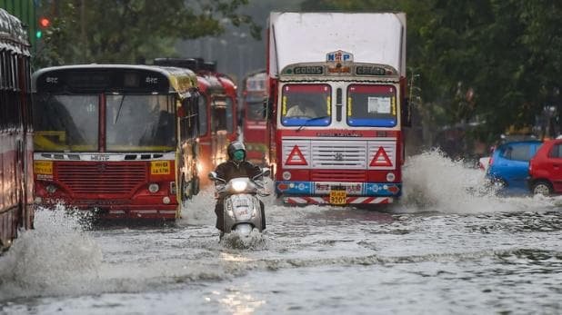 Weather Live Updates: दिल्ली-मुंबई में भारी बारिश का अनुमान, गुजरात में बाढ़ जैसे हालात – Weather live updates gujarat weather alert heavy rain in mumbai and delhi monsoon updates flood situation lbs