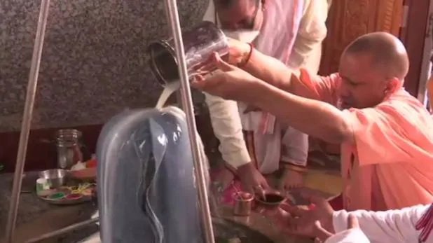 सावन के पहले दिन CM योगी ने गोरखनाथ के मानसरोवर मंदिर में किया भोले का रुद्राभिषेक – Up cm yogi adityanath offers prayer lord shiva puja at gorakhpur first somvaari mansarovar temple