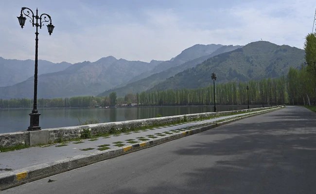 जम्मू-कश्मीर प्रशासन ने एक साल में हासिल कीं तीन दर्जन उपलब्धियां