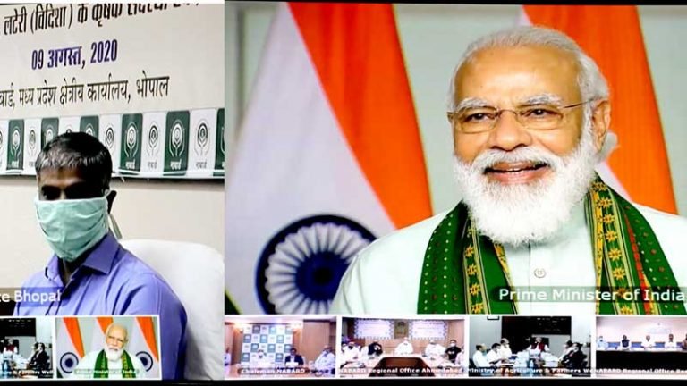 प्रधानमंत्री ने की लटेरी के कृषक से बातचीत