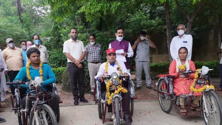 मंत्री डॉ. मिश्रा ने हितग्राहियों को ट्राइसिकल और आर्थिक सहायता के चेक प्रदान किए