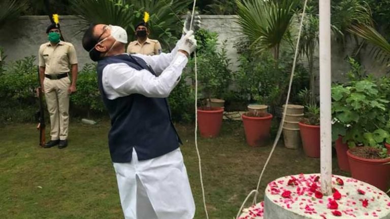 नगरीय विकास मंत्री श्री सिंह ने किया ध्वजारोहण