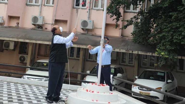 श्री अंटोनी डिसा ने रेरा भवन में ध्वजारोहण किया
