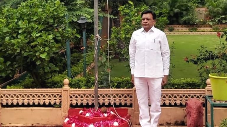 मंत्री श्री जगदीश देवड़ा ने स्वतंत्रता दिवस पर ध्वजारोहण किया