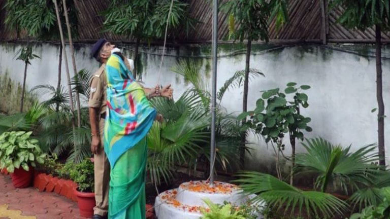 मंत्री श्रीमती सिंधिया ने अपने निवास पर झंडा वंदन किया