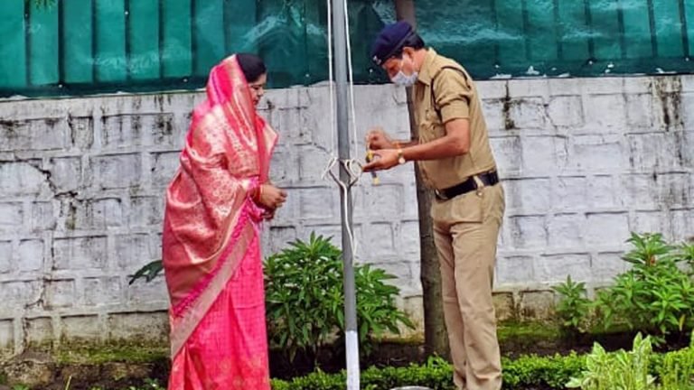मंत्री श्रीमती इमरती देवी ने अपने निवास पर झंडा वंदन किया