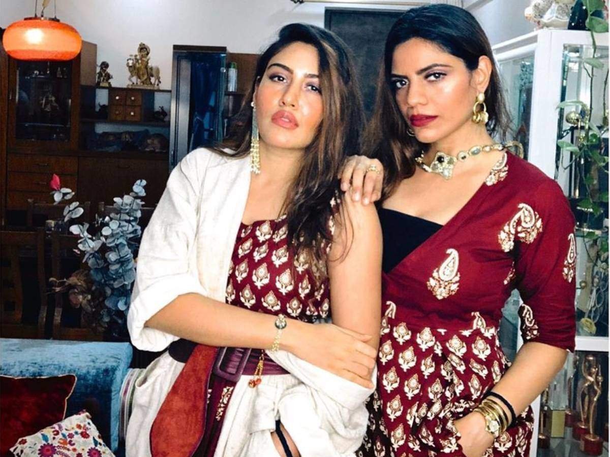एक जैसे आउटफिट्स में दिखीं बहनें एक जैसे आउटफिट्स में दिखीं बहनें