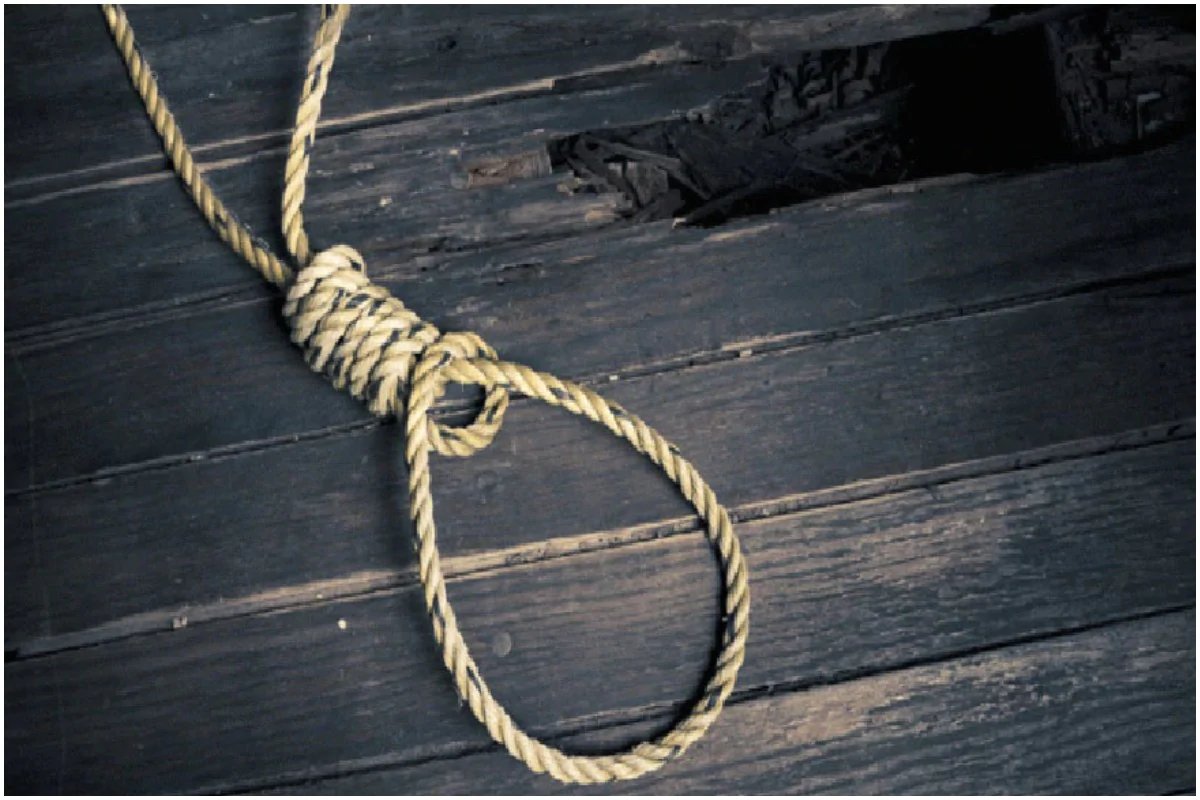 अंबिकापुरः मासूम बेटे को सुलाकर डॉक्टर मां ने लगा ली फांसी, मौत से घर में मातम | raipur – News in Hindi