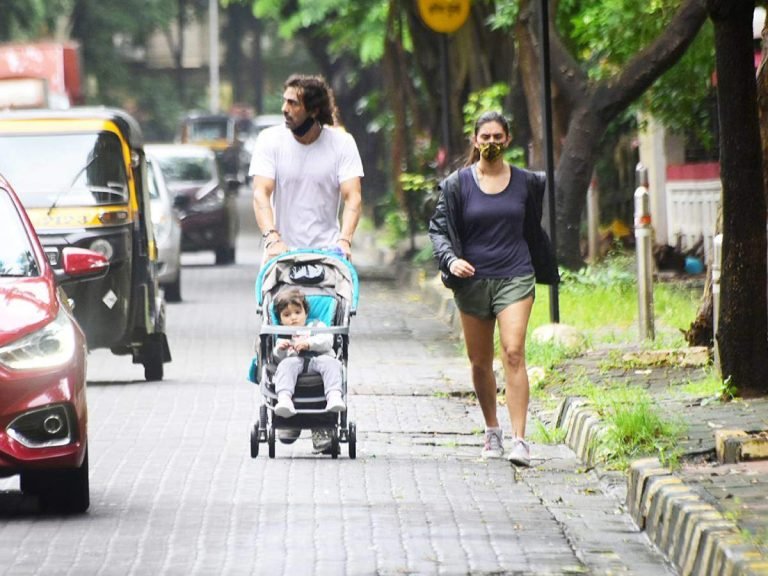 बेटी के साथ मुंबई की सड़कों पर स्पॉट हुए अर्जुन रामपाल, एक्टर के स्टाइलिश अंदाज पर फिदा हुए फैंस