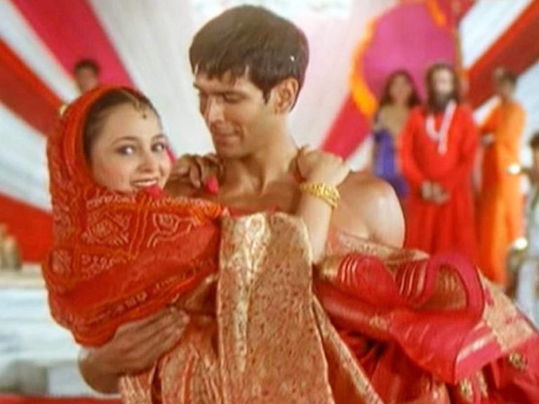 90 के दशक के वो गाने जिनके स्टाइल को देखकर लगा- काश! ये कपड़े हमारे पास भी होते