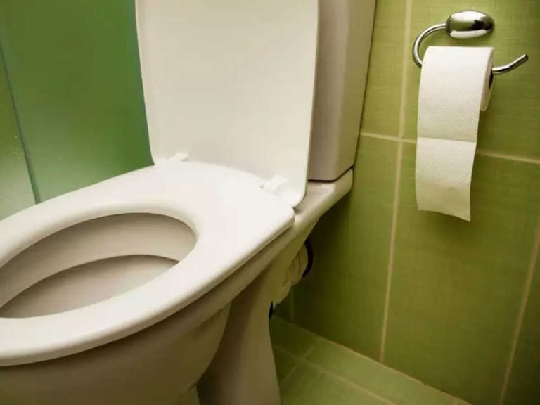 Corona may spread by public toilet: Covid-19 By Public Toilet: सार्वजनिक शौचालय से भी फैल सकता है कोरोना संक्रमण, बरतें ये सतर्कता – covid-19 infection may also spread by public toilets reasons and precautions in hindi