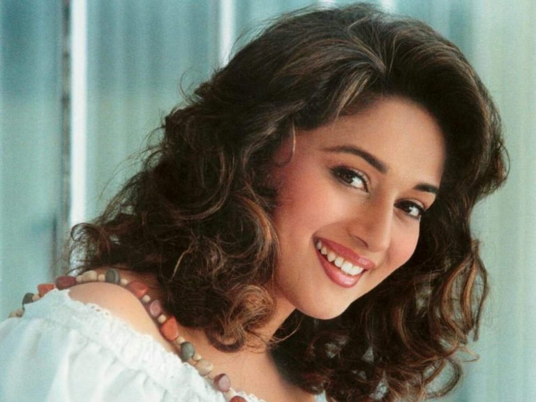 madhuri dixit raja song jacket copy: जब सालों बाद माधुरी दीक्षित की सबसे स्टाइलिश ड्रेस को लेकर ट्रोलर्स ने कहा- अखियां मिलाऊं या चुराऊं… – madhuri dixit look from raja film song jacket is-a-versace-copy