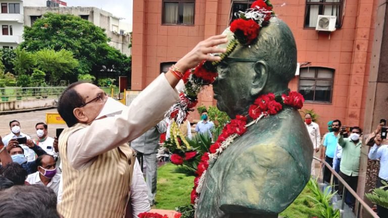 मुख्यमंत्री श्री चौहान ने स्व. श्री नारायण कृष्ण शेजवलकर की पुण्यतिथि पर श्रद्धा-सुमन अर्पित किए