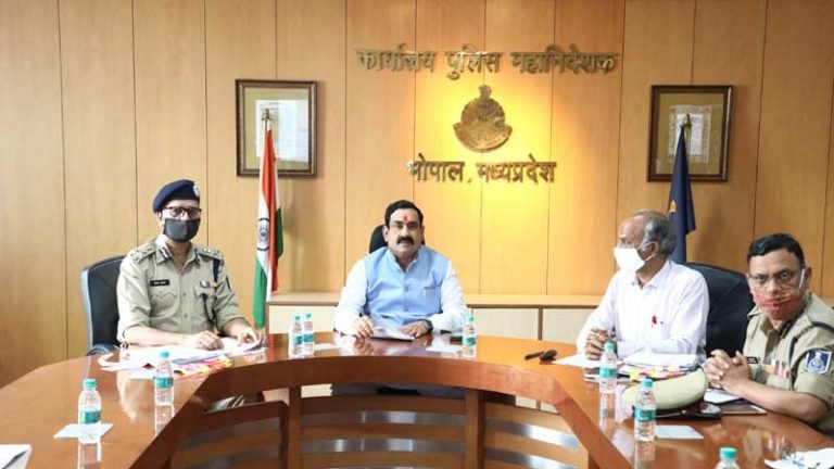 पुलिस कर्मियों के लिये अधिक से अधिक आवास निर्माण की पहल करें