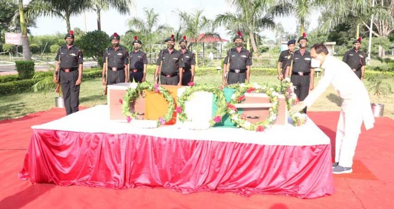 मुख्यमंत्री श्री चौहान ने शहीद स्व. मनीष विश्वकर्मा के पार्थिव शरीर पर पुष्प-चक्र अर्पित कर श्रद्धांजलि दी