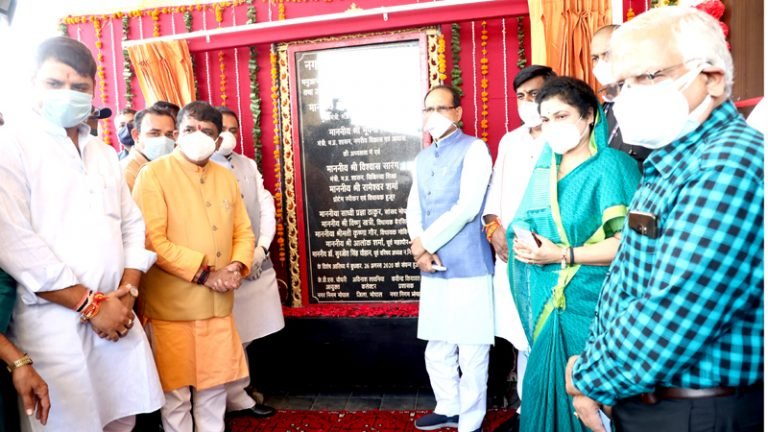 मुख्यमंत्री श्री चौहान ने मनुआभान टेकरी पर किया जलशोधन संयंत्र का लोकार्पण