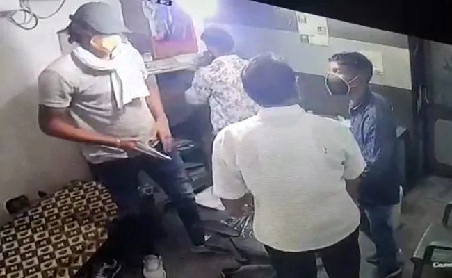 Delhi: Factory owner robbed in film style in Bawana, captured in CCTV