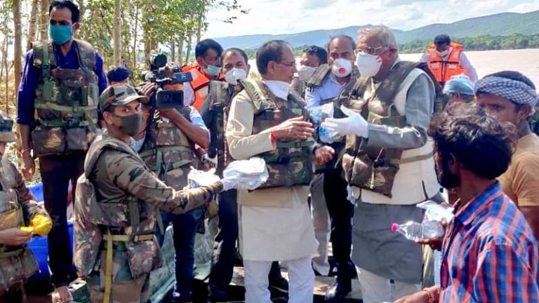 मुख्यमंत्री श्री चौहान नाव से पहुँचे बाबई के बाढ़ प्रभावित बालाभेंट ग्राम