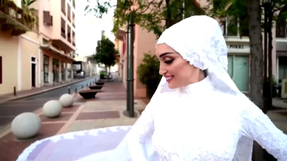 Dramatic video captures moment bride’s wedding shoot was cut short by Beirut blast | VIDEO: व्‍हाइट गाउन में प्री-वेडिंग शूट करा रही थी दुल्‍हन, जोरदार धमाका हुआ, फिर…