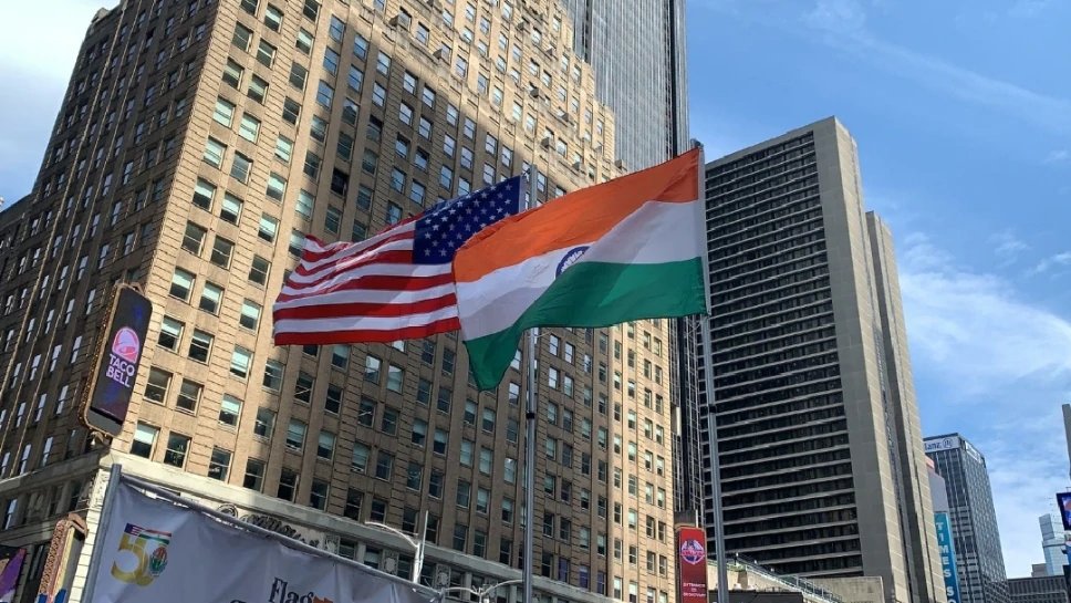 Indian Tricolour Flag first time Hoisted At New Yorks Times Square On Independence Day | टाइम्स स्क्वायर पर पहली बार लहराया तिरंगा, अमेरिका में रही भारत के स्वतंत्रता दिवस की धूम