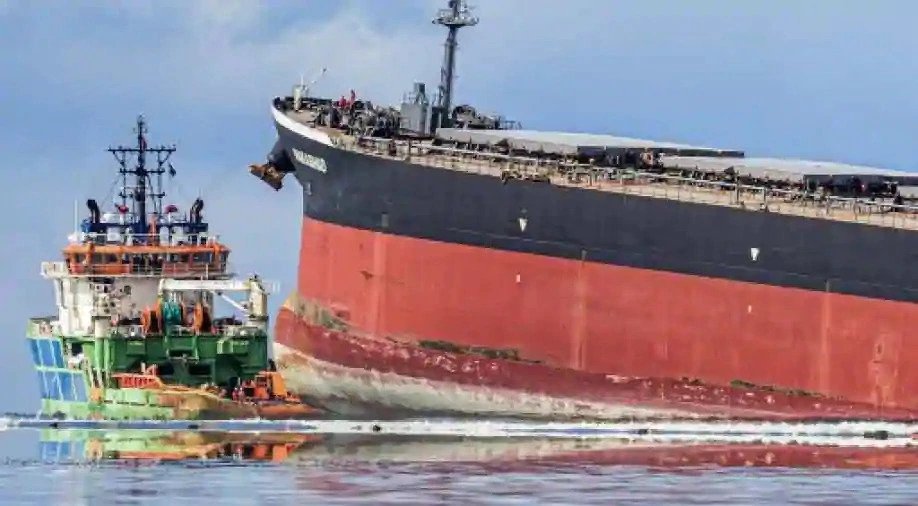 India sends aid to Mauritius to deal with neighboring religion, oil spill crisis | भारत ने निभाया पड़ोसी धर्म, तेल रिसाव संकट से निपटने के लिए मॉरीशस को भेजी सहायता