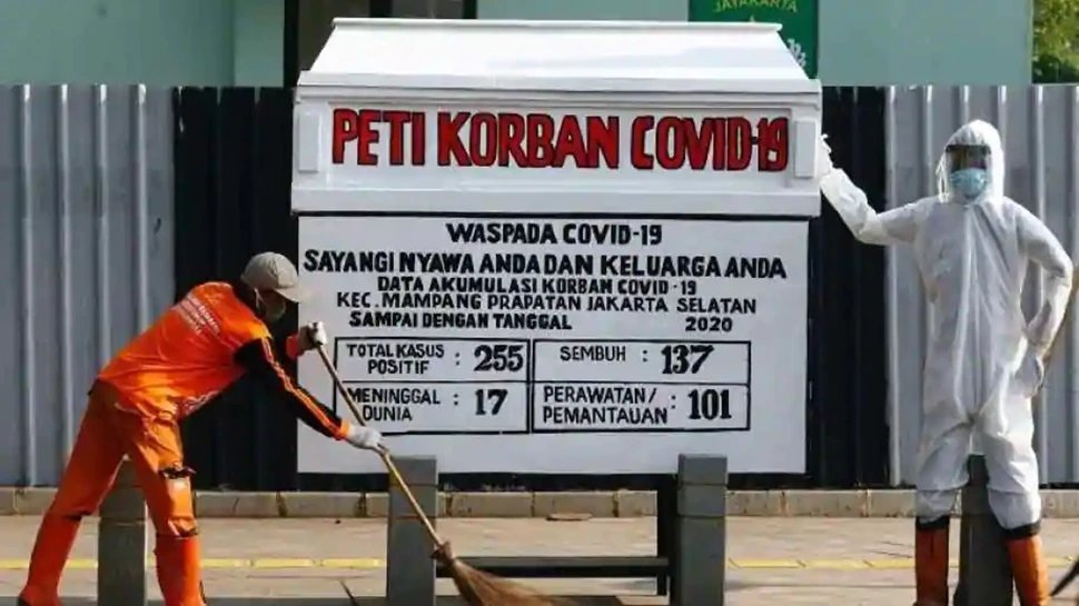 Jakarta displays ‘dummy coffin’ to raise awareness about dangers of coronavirus |जकार्ता में कोविड-19 के खतरों से लोगों को जागरुक कर रहा खाली ताबूत और पुतला