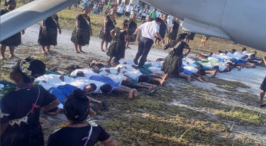 China denounces slander over ambassador on peoples backs in Kiribati | लोगों की पीठ पर चले चीनी राजदूत, बीजिंग ने ‘संस्कृति’ का हवाला देकर किया बचाव