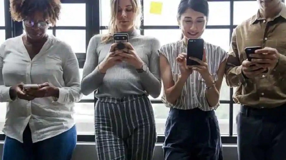 Britain one of the laziest countries in Europe due to smartphones | Smartphones के कारण सबसे आलसी देशों की सूची में शामिल हो गया यूरोप का ये देश, शोधकर्ताओं ने दी चेतावनी