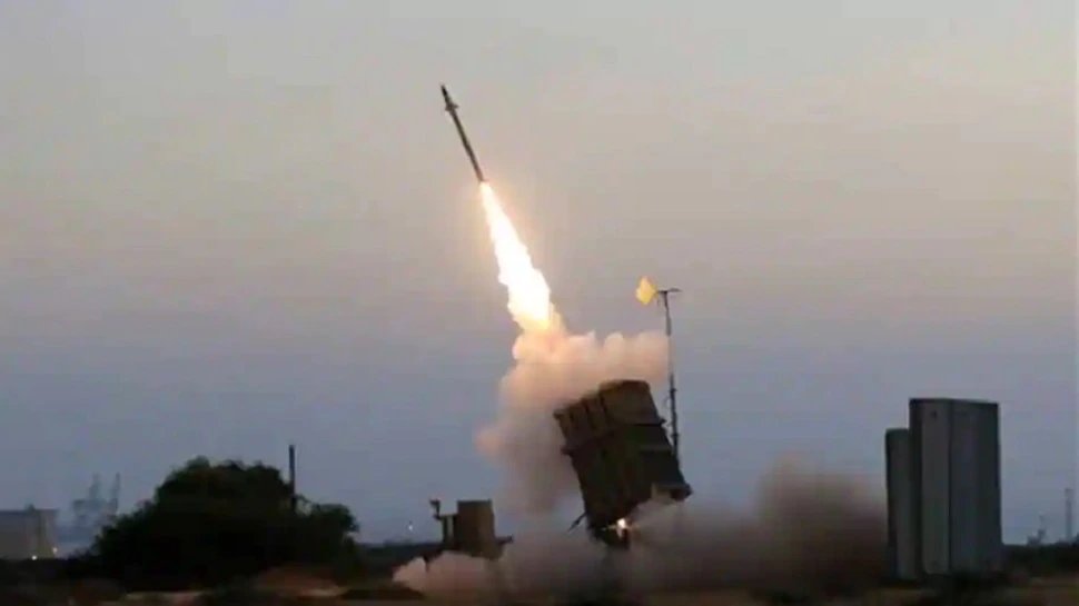 israel responds to explosive balloons by firing shells from tanks at bases of extremists in gaza | कोरोना की मार झेल रहे गाजा पर इजराइल का हमला, चरमपंथियों के ठिकानों पर टैंक से दागे गोले