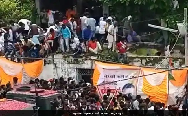 Crowd gathered in the last glimpse of the martyr, the father said – martyrdom is different – शहीद के अंतिम दर्शन में उमड़ी भीड़, पिता ने कहा- शहादत पर फक्र है