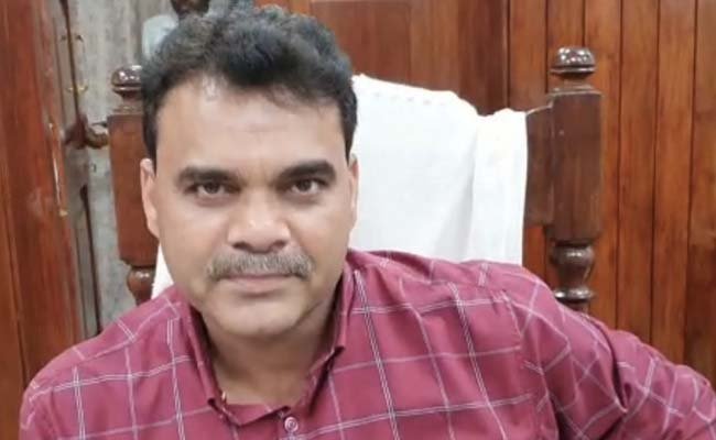 Aligarhs DMs alleged audio viral, used abusive words for CMS – अलीगढ़ के DM का कथित ऑडियो वायरल, दीनदयाल हॉस्पिटल के CMS को जूते मारने की दे रहे धमकी..