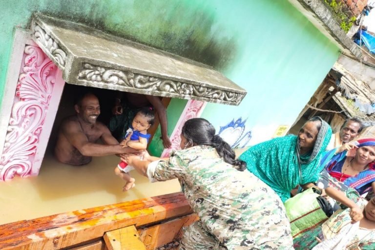 PHOTOS: छत्तीसगढ़ में बाढ़ के बीच नन्हीं सी जान सुरक्षित हाथों में पहुंची तो चहक उठे चेहरे | Chhattisgarh flood situation updates-See eye catching Photos Raigarh-Bijapur | raigarh – News in Hindi