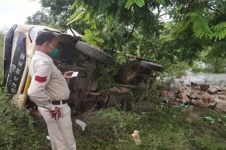 कवर्धा में शराब से भरा ट्रक पलटा तो बोतल लूटने पहुंच गए लोग, देखें Video