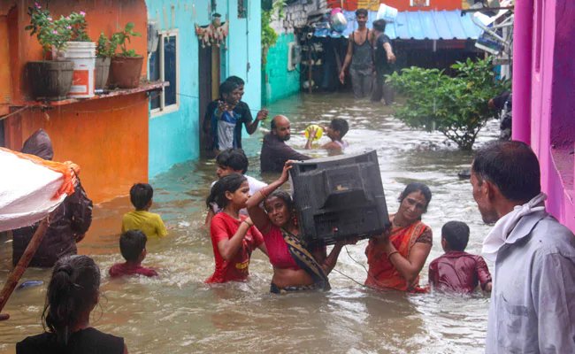 गुजरात में मूसलाधार बारिश से सामान्य जनजीवन प्रभावित, बिहार में बाढ़ से हालात गंभीर, 10 बड़ी बातें...