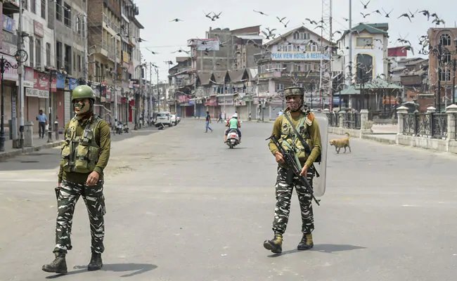 धारा 370 हटाए जाने के एक साल पूरे होने पर केंद्र शासित प्रदेश कश्मीर में कर्फ्यू