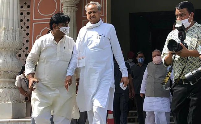 शिवसेना का अशोक गहलोत को संदेश, 'अमित शाह भले ही आइसालेशन में हैं लेकिन...'