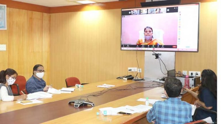 प्रदेश के आदिवासी क्षेत्रों में निर्माण के कार्य समय पर पूरे हों