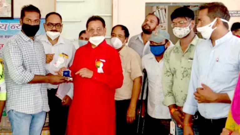 मंत्री श्री पटेल द्वारा दिव्यांगजनों को निरामय बीमा पत्र वितरित