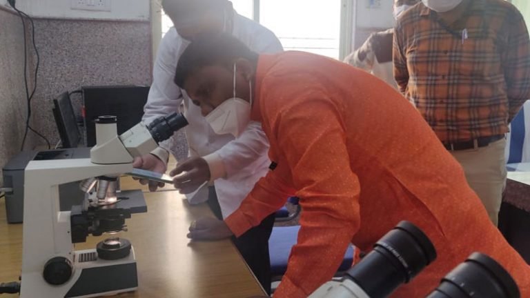 आयुष राज्य मंत्री श्री कावरे ने फार्मेसी लैब और ड्रग टेस्टिंग लैब का किया निरीक्षण