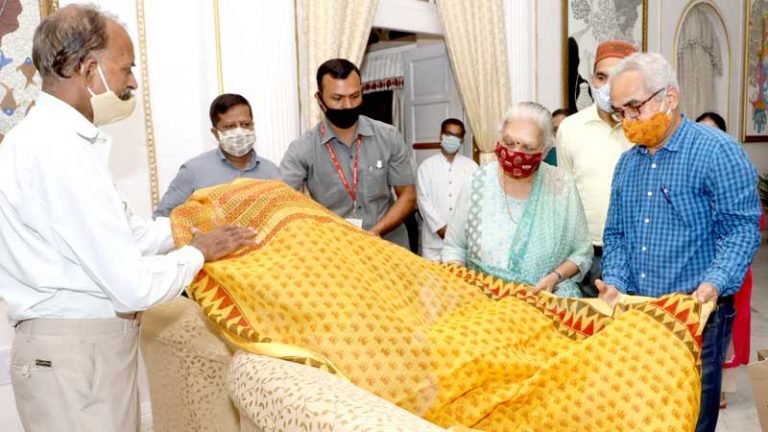 राज्यपाल श्रीमती आनंदीबेन पटेल ने मप्र की विश्व धरोहर भीमबेटका भित्ति चित्र पर आधारित मृगनयनी डिजाईनर वस्त्र श्रंखला की लॉचिंग राजभवन में की