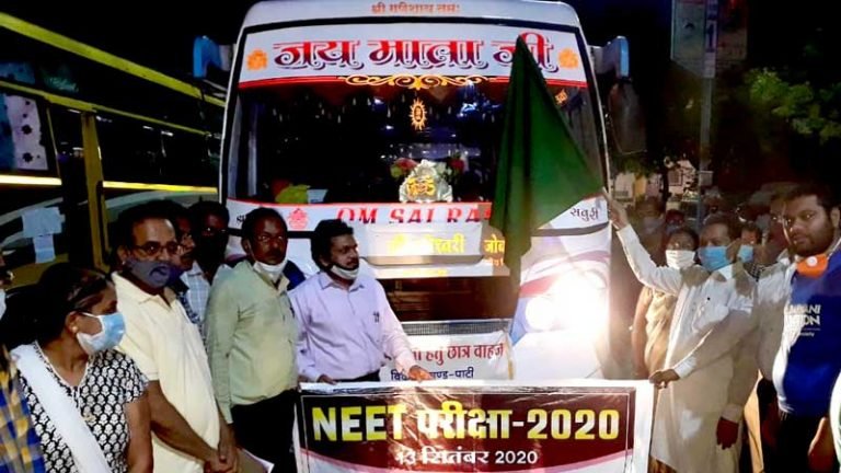 मंत्री श्री प्रेम सिंह पटेल ने सुबह 4 बजे नीट परीक्षार्थियों को इंदौर रवाना किया
