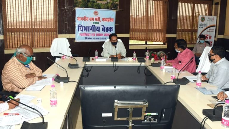 श्रमिकों के हित में संचालित योजनाओं का प्रभावी क्रियान्वयन सुनिश्चित हो